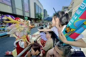 杭州西湖边动漫大巡游图片