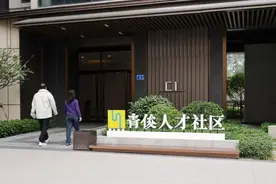 北上广深多地“抢人”推新政：大学生求职免费住宿，广州南沙每招1人补贴企业1000元图片