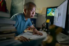 首都师大教授莫伯峰：深耕“冷门绝学”，用AI破解甲骨文密码图片