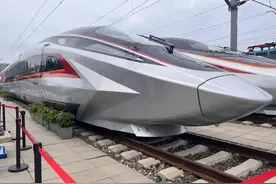 全球最快高铁列车CR450动车组样车亮相“高铁创新之旅”图片