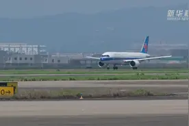 新华鲜报｜南航C919首航！我国三大航空公司全部开启国产大飞机商业运营图片