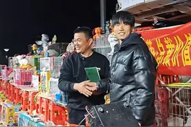 套圈玛莎拉蒂“真”摊主回应：摆摊是副业，已接受官方调查，此前发言人是朋友图片