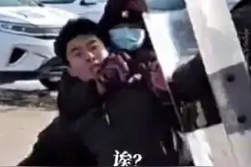 学校防恐演习“匪徒”和保安“打斗”，路人大爷正义出手一把撂倒“匪徒”，大爷得知真相后：怪不好意思的图片