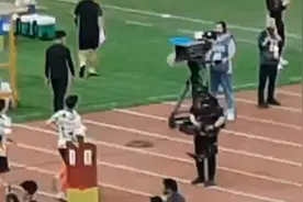 果然视频丨迎战韩国队赛前，国足身穿一身花衣热身图片