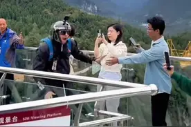 外国男子在云南跳伞时开伞失败急速坠落？景区澄清：视频不完整造成误会图片