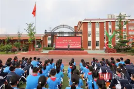 超燃！退役仪仗兵走进校园讲“升旗课”图片