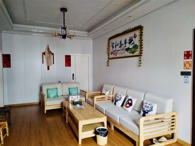 晨雾里的“暖心驿站”