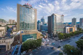 湖北十堰太和医院护士穿上病号服，体验患者就医痛点图片