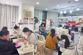 年轻人过年爱美甲 “指尖上的美丽”添喜庆图片