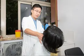 亚运媒体中心的网红推拿医生回来上夜门诊啦！就诊人数比以往多了一倍图片