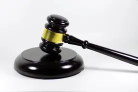 女孩玩游戏花掉6万元，抚养夫妇欲申请退款但因私自收养弃婴补办收养手续不成 起诉民政局图片