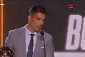 💥36岁苏亚雷斯勇夺巴甲MVP！26球17助！身价仅400万欧！未来何去何从？图片