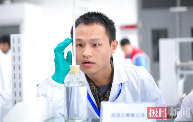 组图|60双专注眼神“探寻真实数据”，湖北化学检验员决赛燃动江城