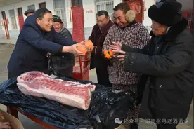 行公益慈善，做良心企业！张弓老酒酒业春节前慰问敬老院老人图片