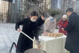 恒丰银行郑州榆林南路支行：浓情腊八节 “恒暖”社区行图片