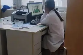 极目锐评∣患者排队近一个小时，医生却在玩游戏？这种“松弛感”太过火图片