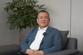 【视频】高空机器“蜘蛛人”洗出大市场 ｜我是中小微图片