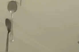 北京一住户家中房顶变“万磁王”，扳手、勺子、卷尺等都能吸住，断电5分钟仍不会掉落图片