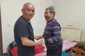 妻子遭遇车祸成了“植物人” 9年来他不离不弃用爱“唤醒”图片