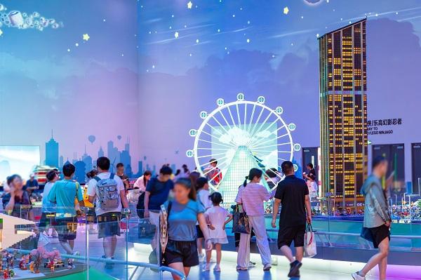 上海乐高乐园首月成绩单揭晓：亲子家庭占比超七成，点燃暑期文旅市场