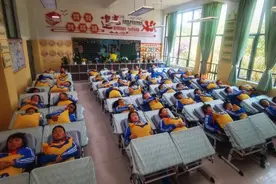 “趴睡”变“躺睡” 曲靖这个小学有了“午休神器”图片