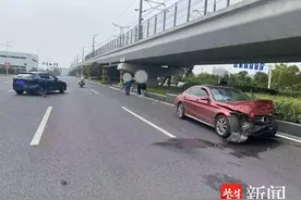 小轿车路口突然掉头，直行小轿车一头怼上车尾图片