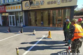 商铺私设地锁占用公共停车位被举报，崂山区：清理！图片