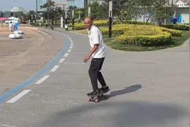 人老心不老 62岁的青岛“巧克力大爷”玩转滑板冲浪图片