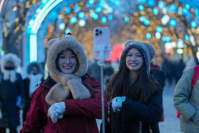 “冰城”百年老街的璀璨冬夜