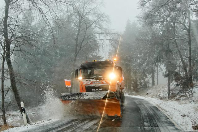 （外代一线）德国法兰克福：雪落山林