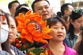 济南高考生妈妈亲手编制大葵花，女儿收到十分感动图片