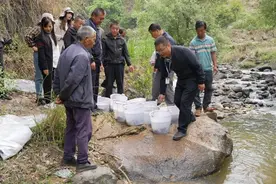 在禁渔期非法捕捞700克野生鱼，云南腾冲两叔侄被处罚！图片