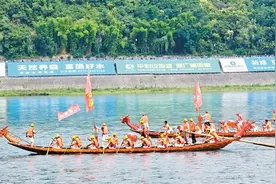 安康汉江龙舟节火爆出圈 西安游客直呼：过瘾!图片