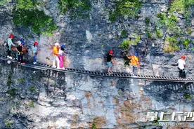 组图｜悬崖上“跳芭蕾”，惊心动魄图片