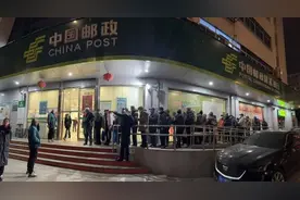 《乙巳年》特种邮票今晨发售，市民排队购买热情高涨图片