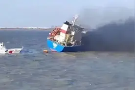 “新光号”油轮在长江常熟段起火爆燃图片