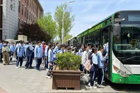青岛公交“定制专车”暖心护航 青岛学子体育中考出行无忧图片