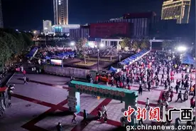 广西百色：夜市飘出中药香 专家“摆摊”送健康图片