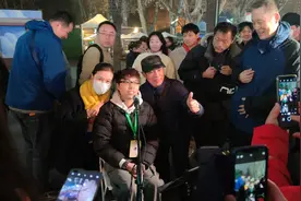 街头歌手走向演唱会，上海火了一个罗小罗图片