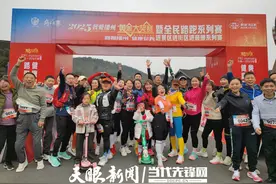 今天上午，这场不发奖金发黄金的路跑赛事在乌江寨开跑！图片