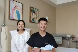 陪产宝爸为孩子剪断脐带，探访：成都多家医院可陪产，“剪彩”有医生指导图片