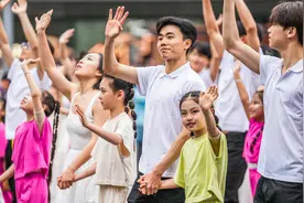 贵阳举行民族巡游大联欢活动图片