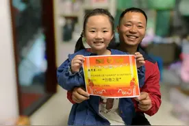 转业消防员第一次做亲子作业，8小时“造”一座廊桥，女儿：我崇拜爸爸图片