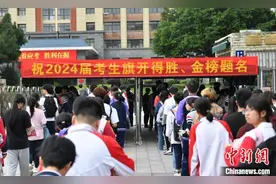 福建高考首日见闻：爱心护考暖人心图片