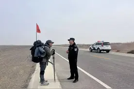 网红博主计划穿越罗布泊无人区，民警巡逻发现后合拍警示视频图片