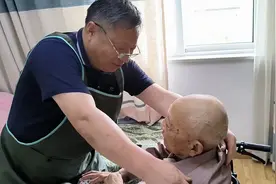 为高龄失能老人编织一张“幸福网” 南京出现养老护理员“护送上门”模式图片