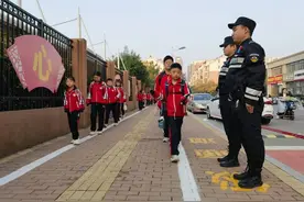 巨野公安‘护学岗’全面发力，为学生安全保驾护航图片