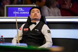 这局可惜！丁俊晖击球时衣服碰球被判犯规，1比6落后特鲁姆普图片