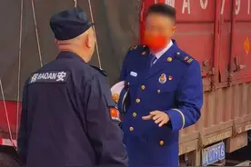 穿着一套高仿制服 男子假冒消防四处“检查整改”图片