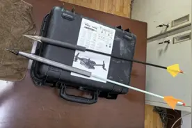 为偷山顶放养的黑山羊，这两人竟操作热成像和无人机空投暗器，益阳赫山警方：刑拘！图片